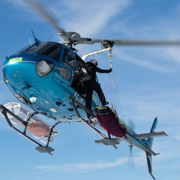 Helicoptere avoriaz en vol secours montatgne