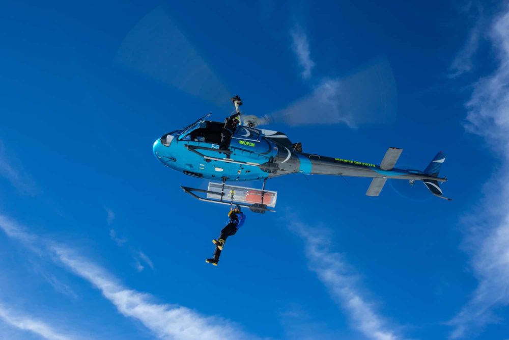 Avoriaz helicoptere en vol secours montagne