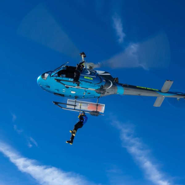 Avoriaz helicoptere en vol secours montagne