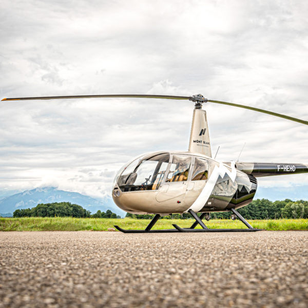 R44-Mont-blanc-helicoptere-tarmac